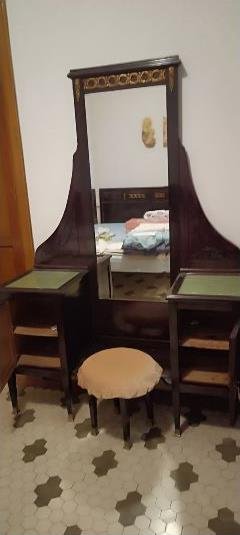Tocador antiguo con espejo para restaurar