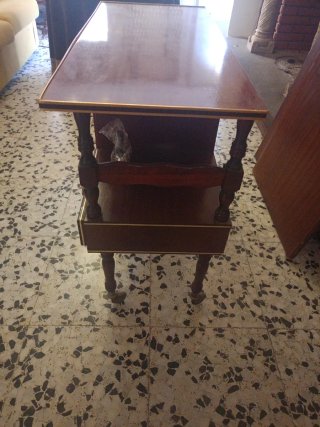 Mueble de madera con detalles dorados