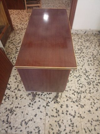 Mueble de madera con detalles dorados