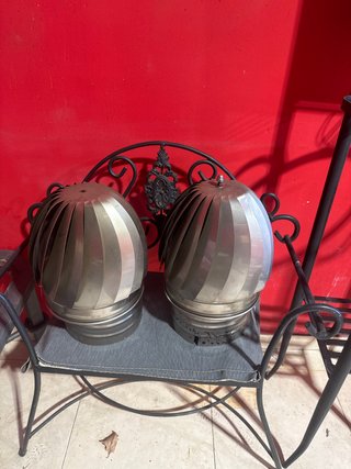 Extractor de chimenea metálico. Son 2