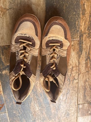 Zapatos casuales beige y marrón