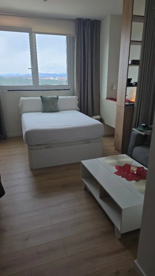 Mesa elevable de madera ikea. Muy cuidada