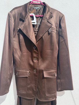 Traje chaqueta y pantalón marrón