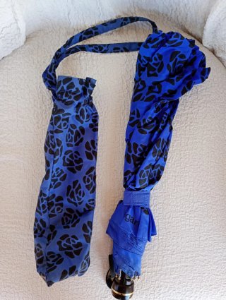 Ombrello Ungaro Blu con Rose Nere