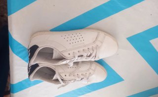 zapatillas ha 10 euros cada una ,la talla an priv