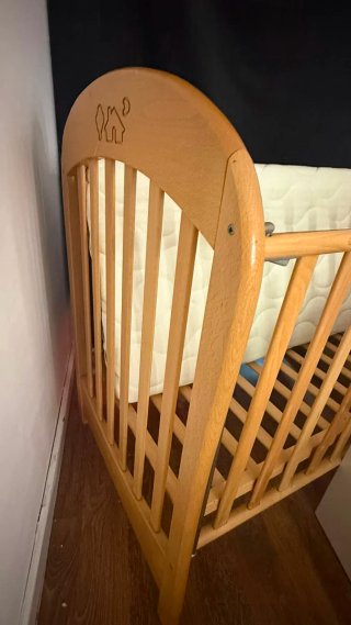 Cuna de madera con colchón