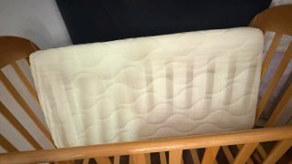 Cuna de madera con colchón