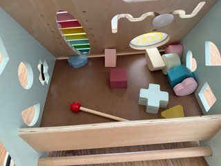 Correpasillos de madera con actividades