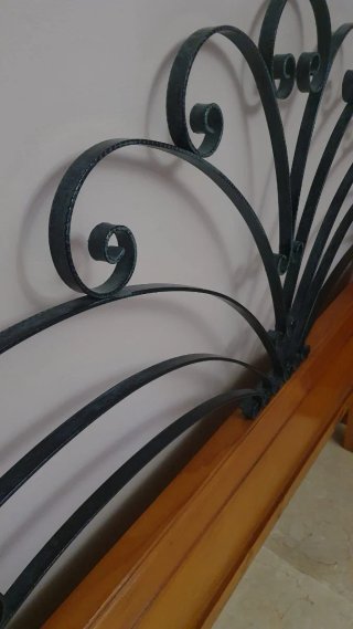Cabecero y mesitas de madera y forja