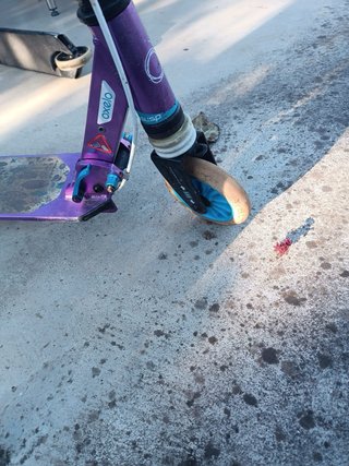 Patinete morado y azul