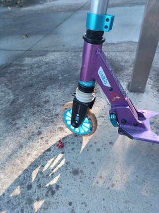 Patinete morado y azul