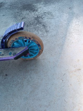 Patinete morado y azul