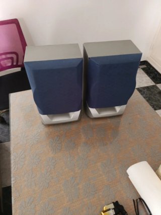 Altavoces azules y grises