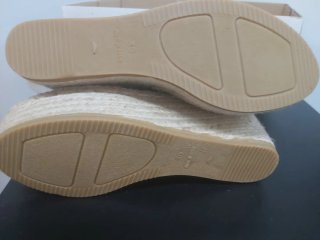 Sandalias de cuña naranjas y beige