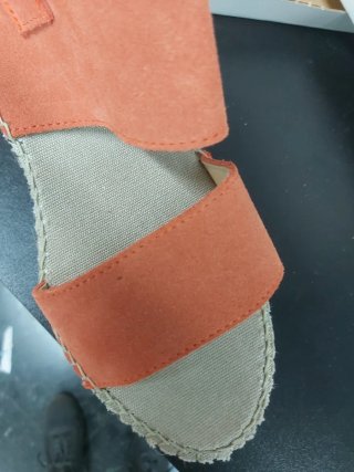 Sandalias de cuña naranjas y beige