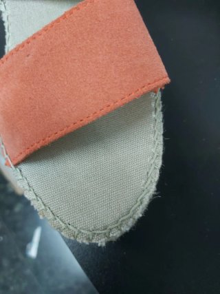 Sandalias de cuña naranjas y beige