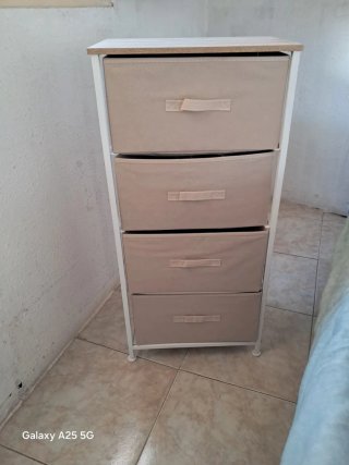 Cómoda de tela con estructura de metal