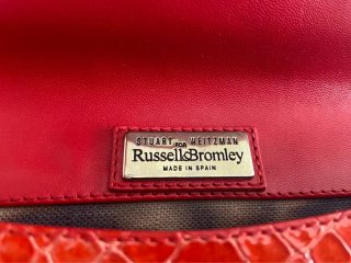Bolso de mano rojo con cadena