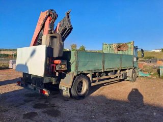 Camión Iveco Eurocargo 180E28 con grúa Fassi