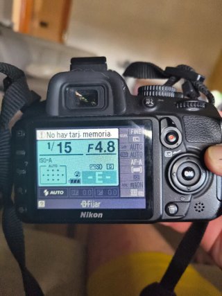 Fotocamera Nikon con caricabatterie