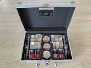 Maletín metálico de maquillaje