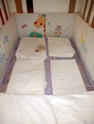 Cuna bebé madera + edredón y sábanas