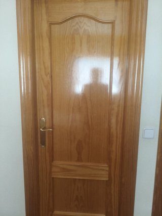 Puerta de madera de pino