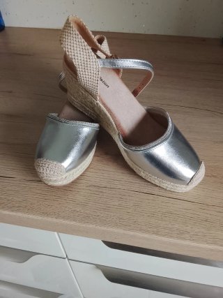 Sandalias cuña plateadas