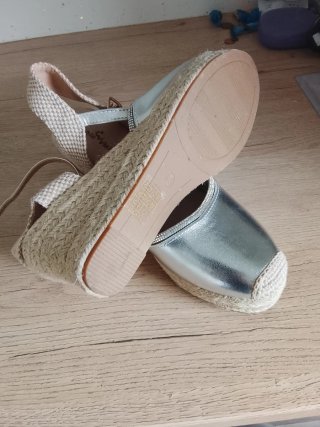 Sandalias cuña plateadas