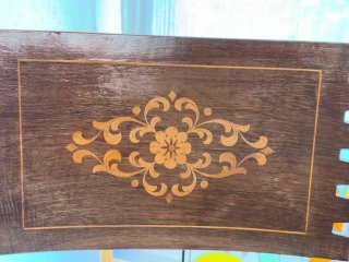 Sillón de madera con marquetería