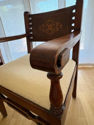 Sillón de madera con marquetería
