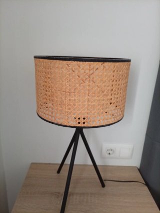 Lámpara de mesa trípode ratán
