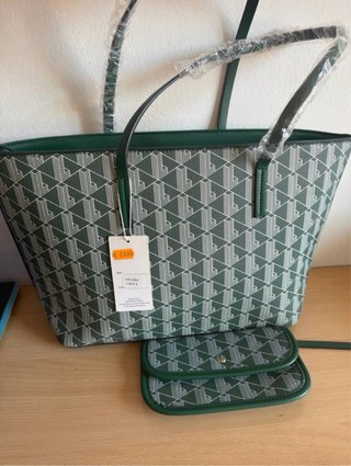 Bolso y cartera estampado verde