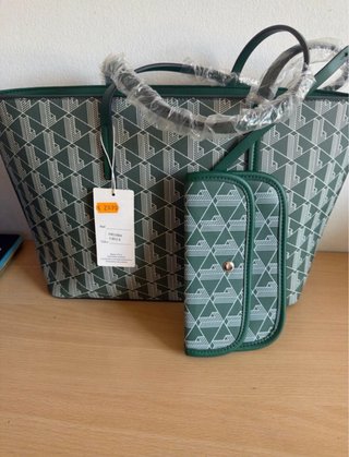Bolso y cartera estampado verde