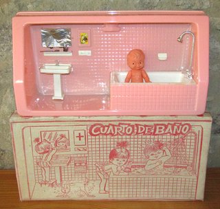 VECCHIA STANZA DA BAGNO CON GIOCHETTI PALAU. ANNI '60.