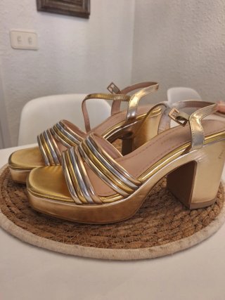 Sandalias doradas de fiesta.