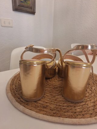Sandalias doradas de fiesta.