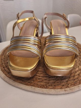 Sandalias doradas de fiesta.