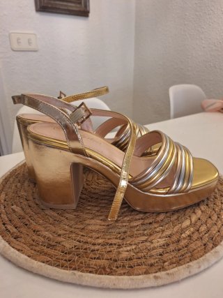 Sandalias doradas de fiesta.