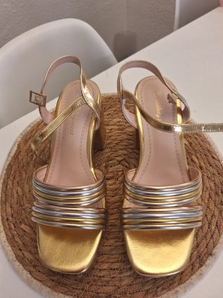 Sandalias doradas de fiesta.