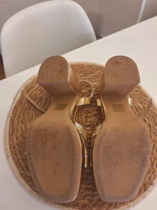 Sandalias doradas de fiesta.