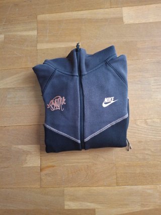Sudadera Nike Tech x Central Cee