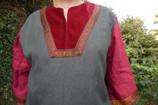Túnica medieval gris y granate