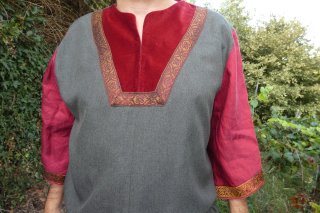 Túnica medieval gris y granate