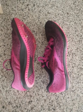 Zapatillas Brooks clavos negras y rosas