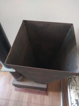 Estufa de pellets negra y gris