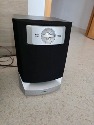 Radio Philips con altavoces,  cableado y auxiliar