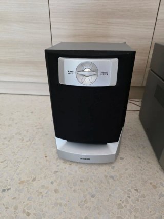 Radio Philips con altavoces,  cableado y auxiliar