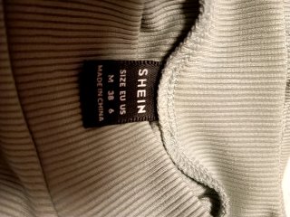 Camiseta verde de manga larga con escote