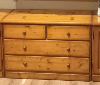 Cajonera de madera de pino.